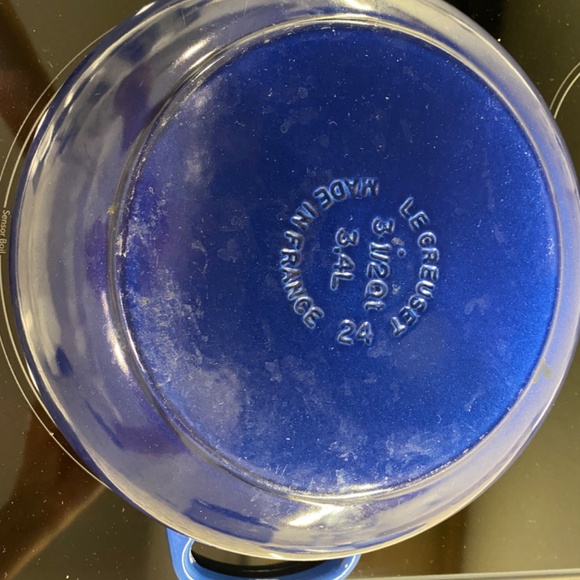 Le Creuset Signature Round Wide Oven Pot - Picture 6 of 8